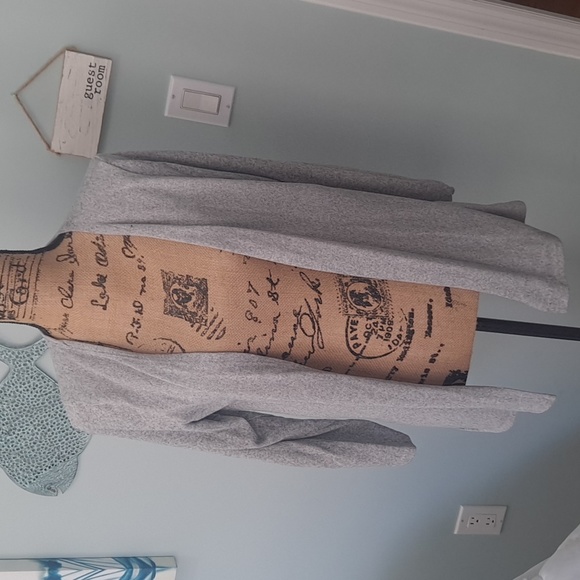 4 cardigans. 2 Black, 2 heathered gray, 1 Heathered beige - Picture 3 of 6